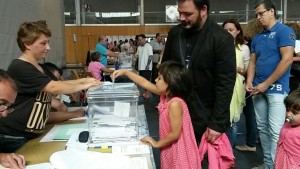 Enric Pineda voting