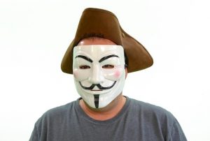 Man with tricornerhat and Guy Fawkes mask