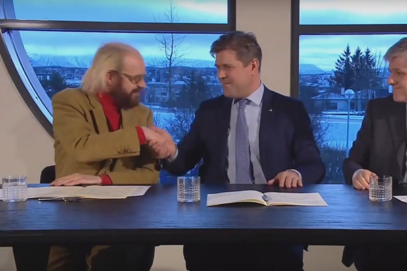 January 2017: Óttar Proppé signing a coalition agreement with Bjarni Benediktsson of the Independence Party.